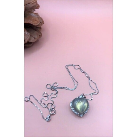 Beautiful Labradorite Heart Pendant on 18 inch Sterling Silver Chain - Picture 2 of 4